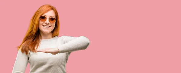 Mulher Ruiva Jovem Bonita Segurando Algo Conceito Tamanho — Fotografia de Stock