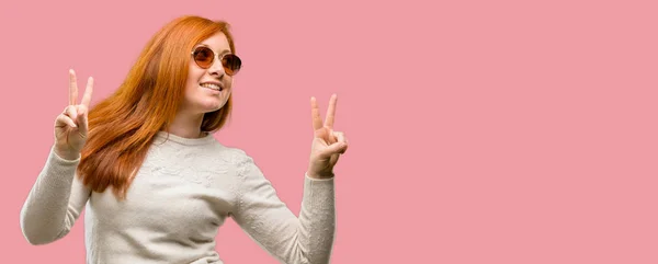 Όμορφη Νεαρή Κοκκινομάλλα Γυναίκα Χαρούμενος Και Συγκινημένος Εκφράζοντας Κερδίζοντας Χειρονομία — Φωτογραφία Αρχείου