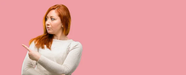 Mulher Ruiva Jovem Bonita Apontando Para Lado Com Dedo — Fotografia de Stock