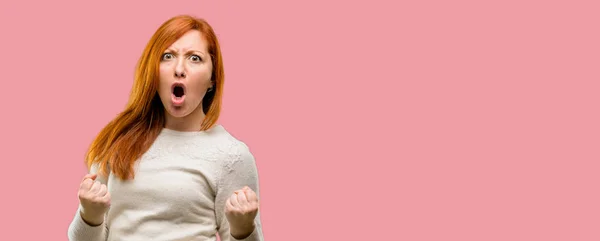 Bella Giovane Rossa Donna Felice Eccitata Che Celebra Vittoria Esprimendo — Foto Stock