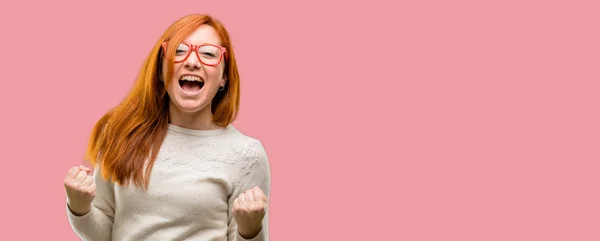 Krásná Mladá Zrzka Žena Šťastný Nadšený Oslavující Vítězství Vyjadřující Velký — Stock fotografie