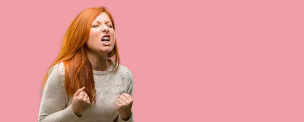 Bella Giovane Rossa Donna Felice Eccitata Che Celebra Vittoria Esprimendo — Foto Stock