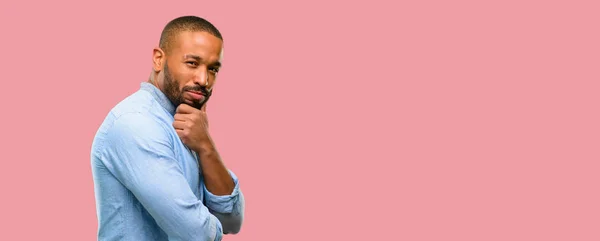 Afrikanisch Amerikanischer Mann Mit Bart Denkt Nachdenklich Mit Intelligentem Gesicht — Stockfoto
