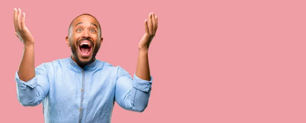 Афроамериканець Людиною Бородою Щасливі Здивований Cheering Виявлять Wow Жест — стокове фото
