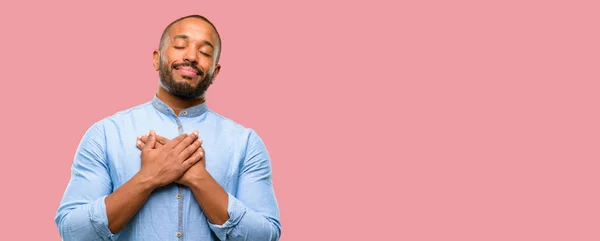 African American Man Med Skägg Med Händer Hjärtat Att Uttrycka — Stockfoto