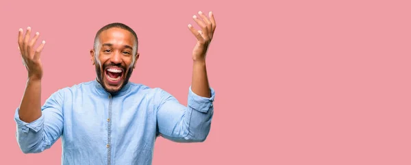 Hombre Afroamericano Con Barba Feliz Sorprendido Vitoreando Expresando Gesto Sorpresa — Foto de Stock