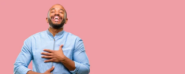 Африканский Американец Бородой Уверенный Счастливый Большой Естественной Улыбкой Смеется — стоковое фото