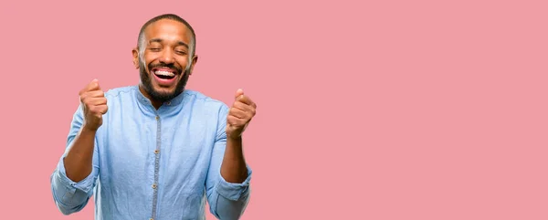 Африканский Американец Бородой Счастлив Удивлён Приветственным Жестом — стоковое фото