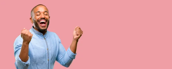 Hombre Afroamericano Con Barba Feliz Sorprendido Vitoreando Expresando Gesto Sorpresa —  Fotos de Stock
