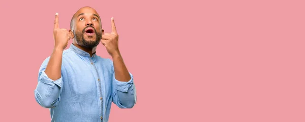 Hombre Afroamericano Con Barba Feliz Sorprendido Animando Expresando Gesto Asombro —  Fotos de Stock