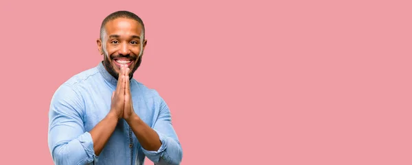 Uomo Afroamericano Con Barba Con Mani Unite Gesto Preghiera Esprimendo — Foto Stock