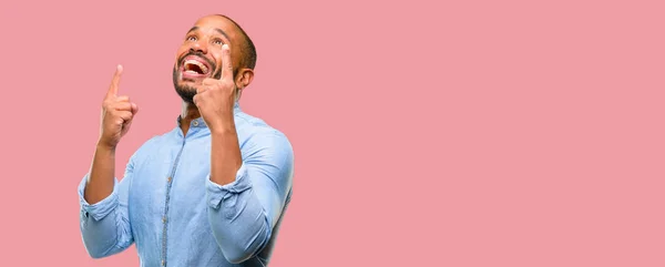 Hombre Afroamericano Con Barba Feliz Sorprendido Animando Expresando Gesto Asombro —  Fotos de Stock