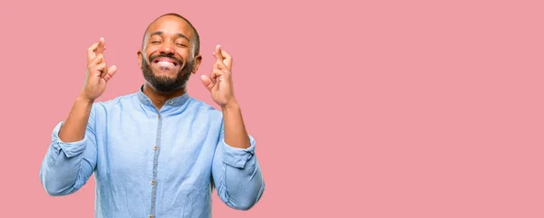 Africano Americano Com Barba Com Dedos Cruzados Pedindo Boa Sorte — Fotografia de Stock