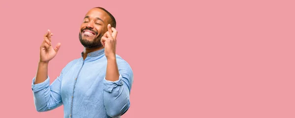 Afrikanisch Amerikanischer Mann Mit Bart Und Daumen Gedrückt Und Glück — Stockfoto