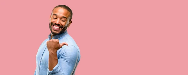 Africano Americano Com Barba Apontando Lado Lado Com Dedo — Fotografia de Stock