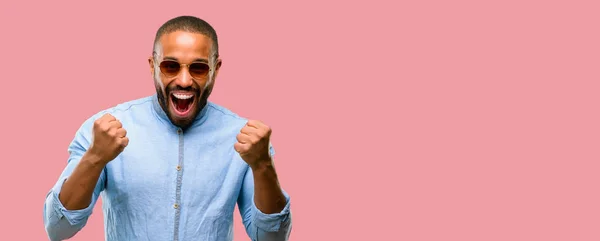 Homem Afro Americano Com Barba Feliz Animado Expressando Gesto Vencedor — Fotografia de Stock