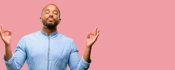 Hombre Afroamericano Con Barba Haciendo Gesto Señal Aceptable Con Ambas — Foto de Stock