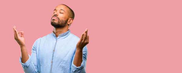 Hombre Afroamericano Con Barba Haciendo Gesto Señal Aceptable Con Ambas —  Fotos de Stock