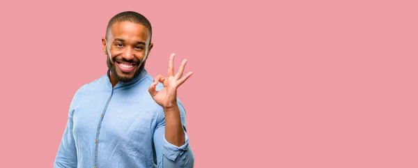 Ile Işareti Yapıyor Sakallı Afrikalı Amerikalı Adam Onaylama Hareketi — Stok fotoğraf