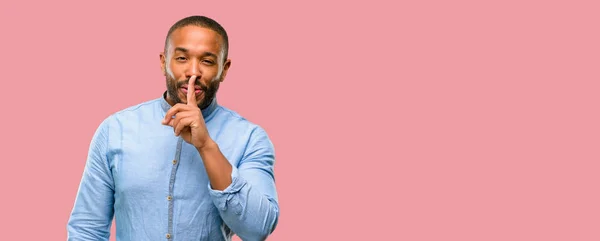 Homem Afro Americano Com Barba Com Dedo Indicador Nos Lábios — Fotografia de Stock