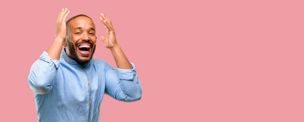 Uomo Afroamericano Con Barba Felice Sorpreso Tifo Esprimendo Gesto Wow — Foto Stock