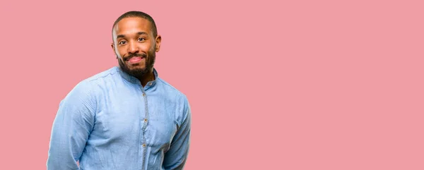 Hombre Afroamericano Con Barba Segura Feliz Con Una Gran Sonrisa — Foto de Stock