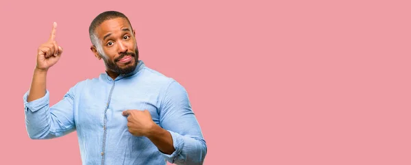Američan Afričana Muž Plnovousem Šťastný Překvapení Fandění Exprimují Wow Gesto — Stock fotografie