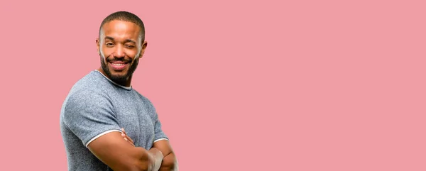 幸せなジェスチャーで目を点滅しているひげのアフリカ系アメリカ人 — ストック写真