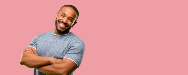 Hombre Afroamericano Con Barba Segura Feliz Con Una Gran Sonrisa —  Fotos de Stock
