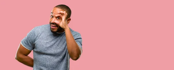 African American Man Met Baard Kijken Camera Door Vingers Gebaar — Stockfoto