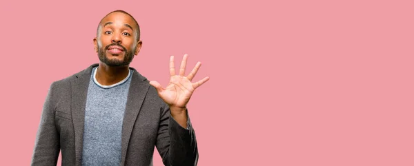 Афроамериканець Людиною Бородою Піднімаючи Палець Номер Ять — стокове фото