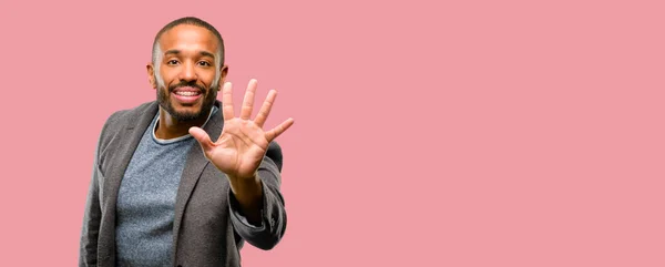 Africano Americano Com Barba Levantando Dedo Número Cinco — Fotografia de Stock