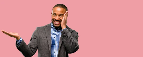 Africano Americano Com Barba Segurando Algo Mão Vazia — Fotografia de Stock