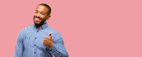 African American Man Met Baard Glimlachend Grote Lijnen Weergegeven Duimschroef — Stockfoto
