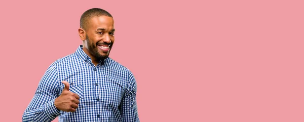 African American Man Met Baard Glimlachend Grote Lijnen Weergegeven Duimschroef — Stockfoto
