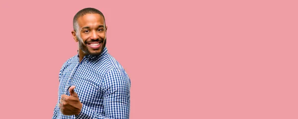 Homem Afro Americano Com Barba Sorrindo Amplamente Mostrando Polegares Até — Fotografia de Stock