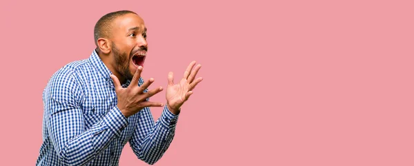 Африканский Американец Стрессом Бороде Держит Руки Голове Напуганный Панике Кричит — стоковое фото