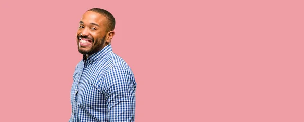 非洲裔美国人与胡子自信和快乐的一个大疯狂的微笑笑 — 图库照片