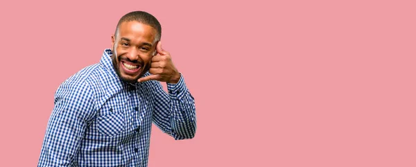 Afrika Kökenli Amerikalı Adam Sakallı Mutlu Heyecanlı Bana Jest Telefon — Stok fotoğraf