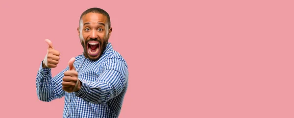 ひげとアフリカ系アメリカ人立つ幸せといいジェスチャーを表現する大きな笑みを浮かべて承認を親指で正 — ストック写真