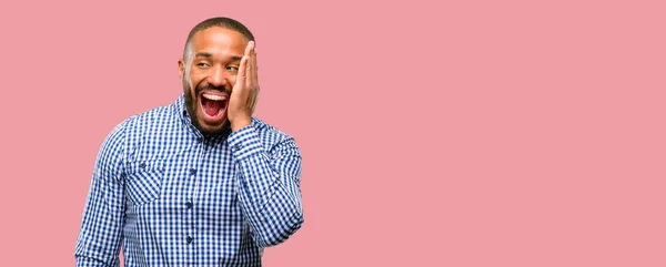 Hombre Afroamericano Con Barba Tan Feliz Confiado Mostrando Una Gran —  Fotos de Stock