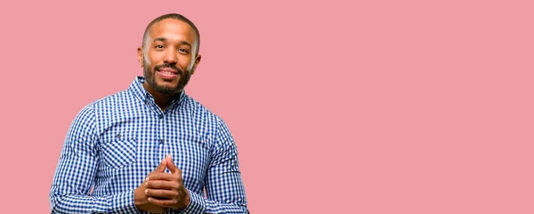 African American Man Met Baard Zelfverzekerd Blij Met Een Grote — Stockfoto