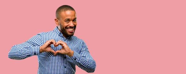 Африканский Американец Бородой Счастлив Показывая Любовь Руками Форме Сердца Выражая — стоковое фото
