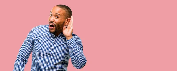 非洲裔美国人留着胡子的手靠近耳朵试图听有趣的新闻表达沟通的概念和八卦 — 图库照片
