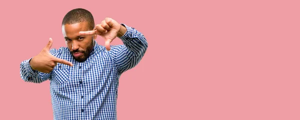 Homem Afro Americano Com Barba Confiante Feliz Mostrando Mãos Para — Fotografia de Stock