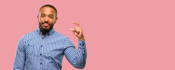 Hombre Afroamericano Con Barba Sosteniendo Algo Muy Pequeño Concepto Tamaño — Foto de Stock