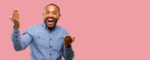 非洲裔美国人与胡子自信和快乐的大自然微笑欢迎手势 — 图库照片