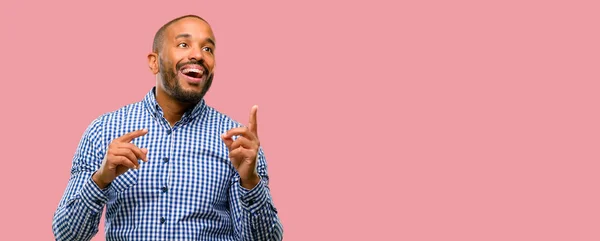 Africano Americano Homem Com Barba Feliz Surpreso Animando Apontando Para — Fotografia de Stock