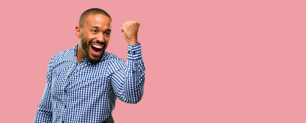 Homem Afro Americano Com Barba Feliz Animado Expressando Gesto Vencedor — Fotografia de Stock