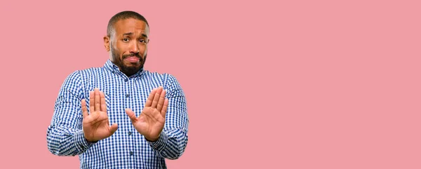 带着胡子的非洲裔美国人 态度不好 用手停止手势 表示安全 防守或限制 也许推 — 图库照片